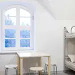 Blick zum Fenster im Mehrbettzimmer