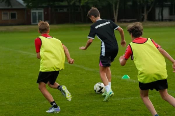 Jungs zocken Fußball
