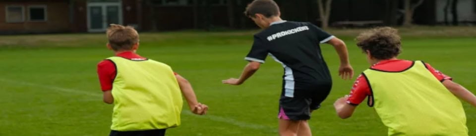 Jungs spielen Fußball auf dem Platz