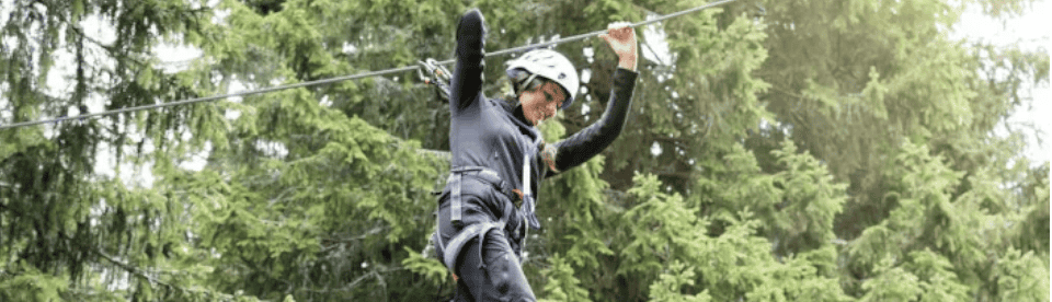 Kletterndes Mädchen im Hochseilgarten