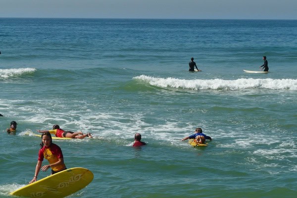 Kinder lernen Surfen in Karlshagen