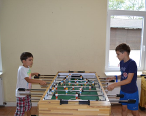 Kinder spielen Kicker