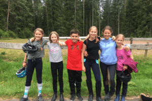 Gruppe Kinder umarmt sich LernTeam