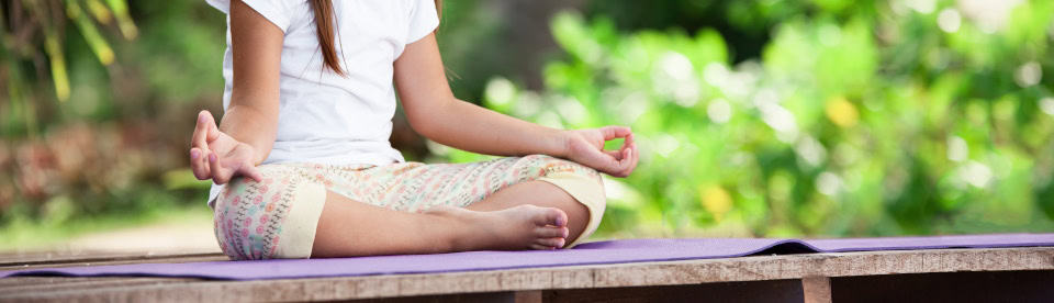 Mädchen macht Yoga
