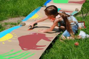 Kind malt in der Ferienfreizeit bei Leipzig