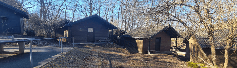 Außenbereich mit Hütten im Wald