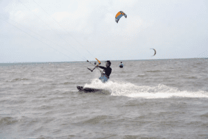  Kiteboarding Feriencamp Kind auf Wasser