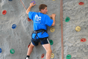Junge an einer Kletterwand