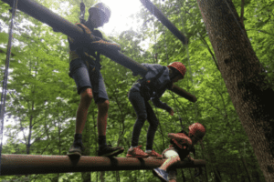 Kinder im Hochseilgarten