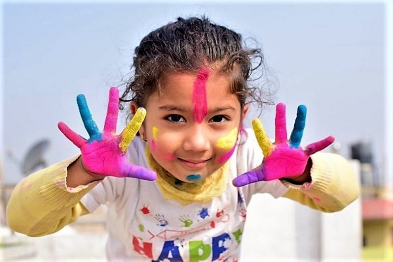 Kreative Kinder mit bunten Farben