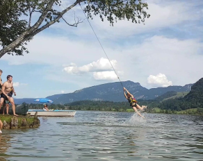 Jugendliche am See