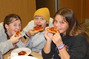 Teilnehmer beim Pizza essen