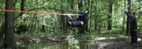 Junge hängt an Slackline