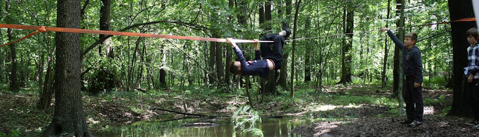 Junge hängt an Slackline