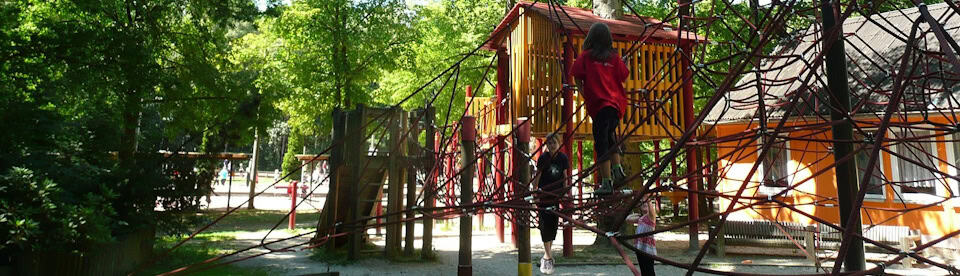 Kinder spielen am Spielplatz