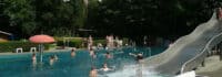 Kinder spielen am Pool