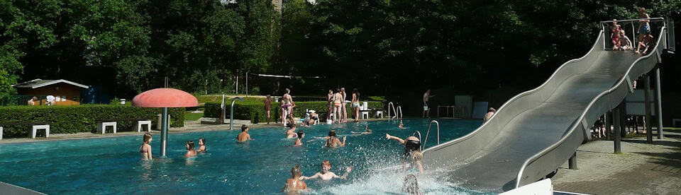 Kinder spielen am Pool