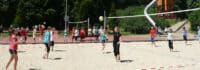 Kinder spielen Beach-Volleyball