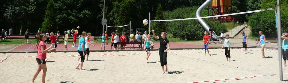 Kinder spielen Beach-Volleyball