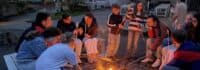 Kids am Lagerfeuer im Kinder feriencamp