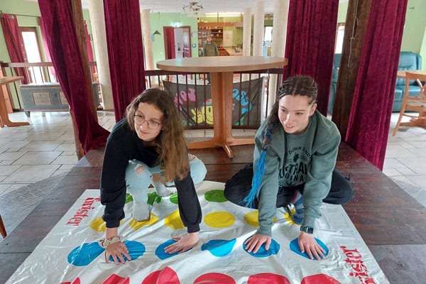 Kinder haben Spaß im Englisch Camp