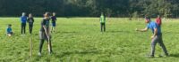 Jugendliche spielen englische Sportarten im Englisch Camp