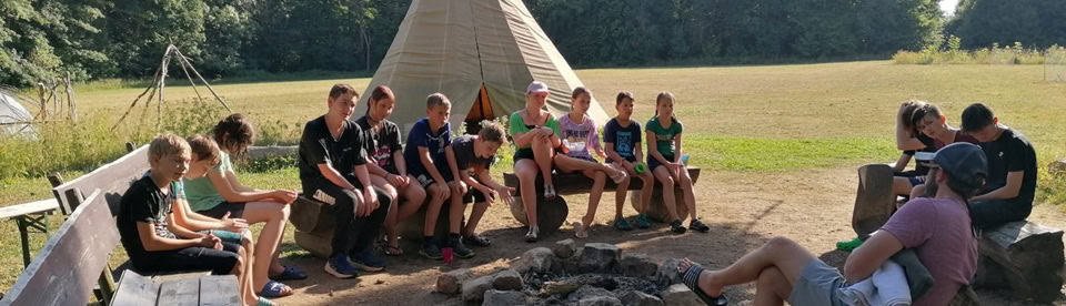 Tolle Atmosphäre am Lagerfeuer im Englisch Camp