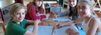 Kinder lernen die englische Sprache im Englisch Camp