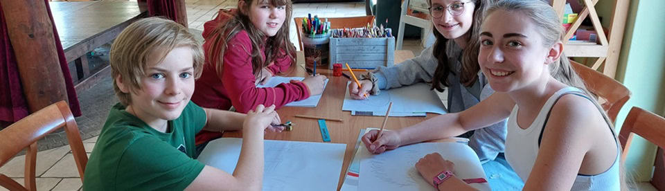 Kinder lernen die englische Sprache im Englisch Camp