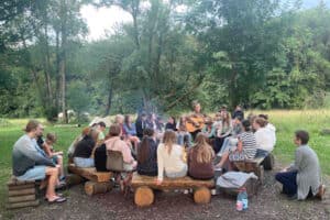 Teilnehmer am Lagerfeuer im Explorer Camp