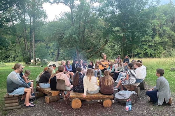 Teilnehmer am Lagerfeuer im Explorer Camp