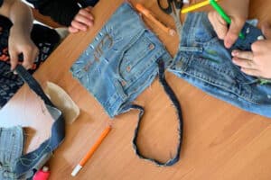 Mit Jeans kreativ werden im Englisch Fashion Camp