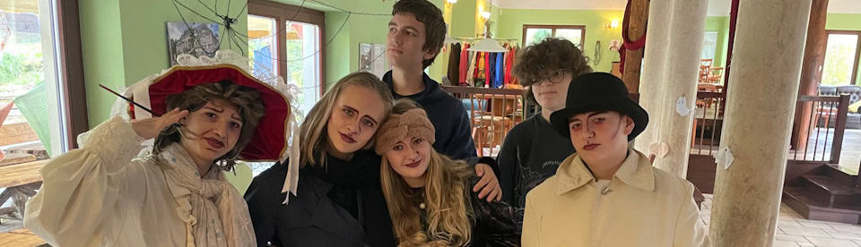 Teilnehmer verkleiden sich im Fashion Camp