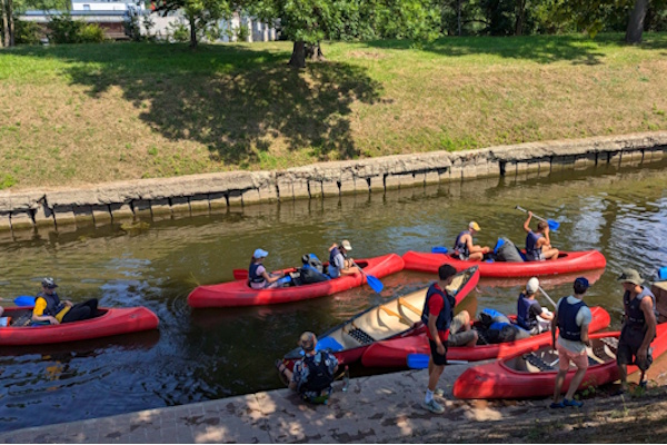 Teilnehmer bei einer Pause beim Kanu fahren