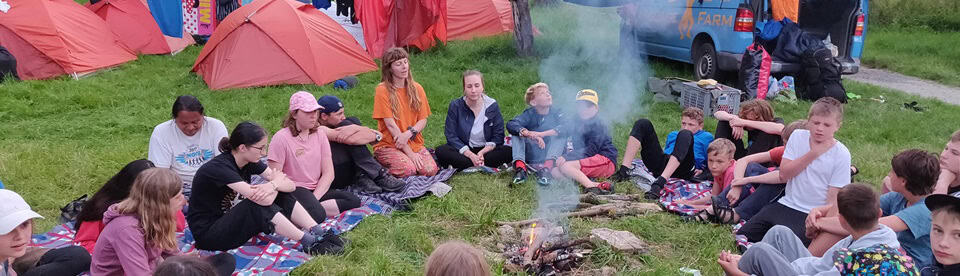Kinder zelten auf der Kanu Tour Saale