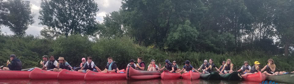 Kinder auf dem Kanu bei der Kanu Tour Saale