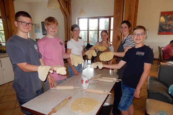 Kinder backen gemeinsam in der Küche