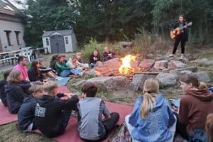 Kinder singen im Musik und Kunstcamp