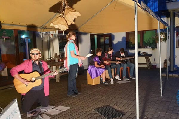 Kinder und Jugendliche musizieren im Musik- und Kunstcamp