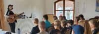 Kinder singen im Musik und Kunst Tagescamp