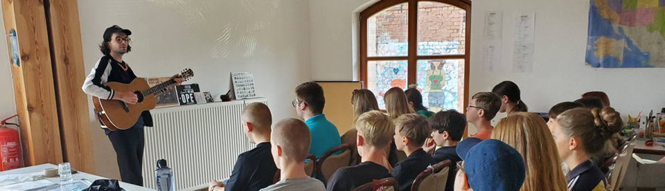 Kinder singen im Musik und Kunst Tagescamp