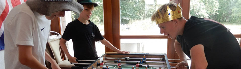 Kinder haben Spaß beim Tischkicker