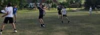 Gruppe von Jugendlichen spielt Frisbee