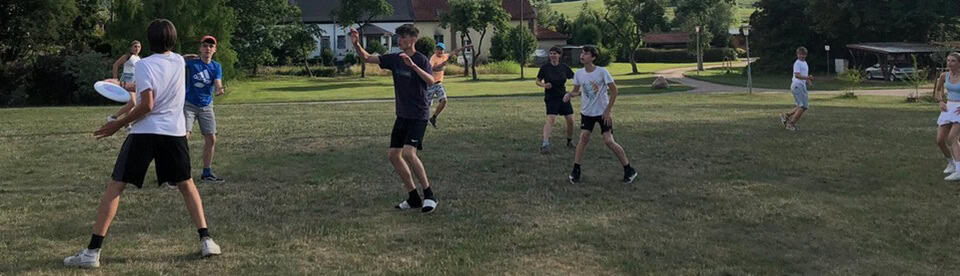 Gruppe von Jugendlichen spielt Frisbee