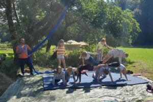 Kinder beim Turnen im Zirkusworkshop