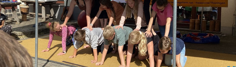 Kinder beim Zirkusworkshop