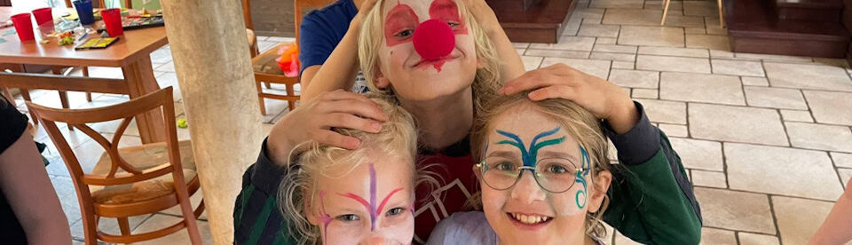 Kinder sind geschminkt für die Zirkusaufführung