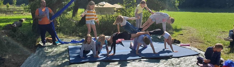 Kinder beim Zirkusworkshop