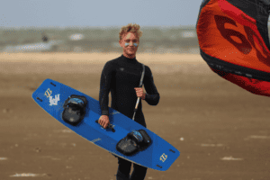 Junge beim Kiteboarding im Feriencamp