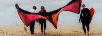 Jugendliche mit dem Kite am Strand